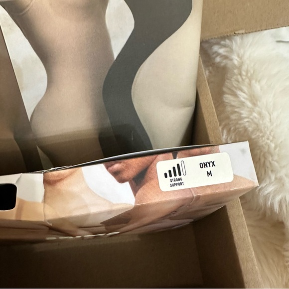 New in Box Skims Seamless Sculpt Mid Waist Brief Size Medium - Picture 2 of 5